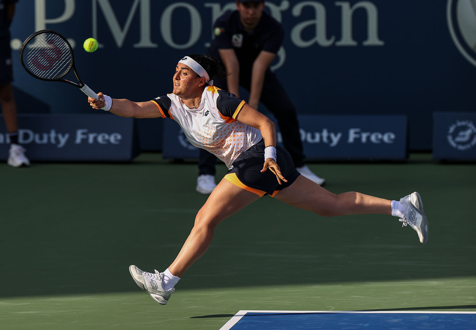 Muguruza and Jabeur edge to victory at Dubai Duty Free Tennis