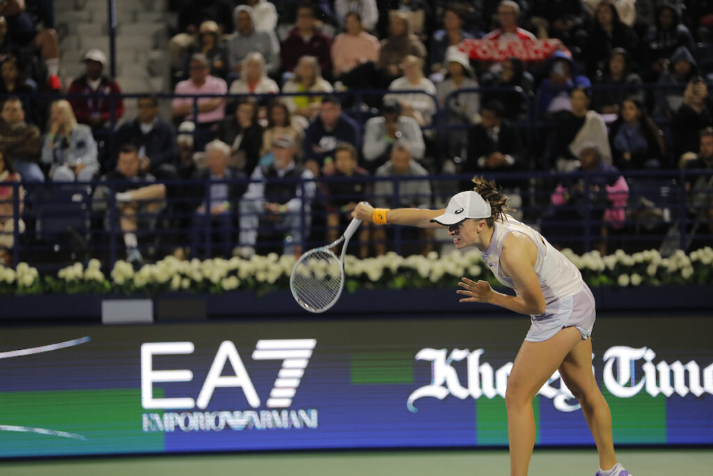 Fernandez runs into Świątek buzzsaw in Dubai second round - Tennis Canada