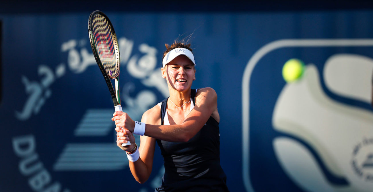 Veronika Kudermetova hits a backhand at the 2022 Dubai Duty Free Tennis Championships