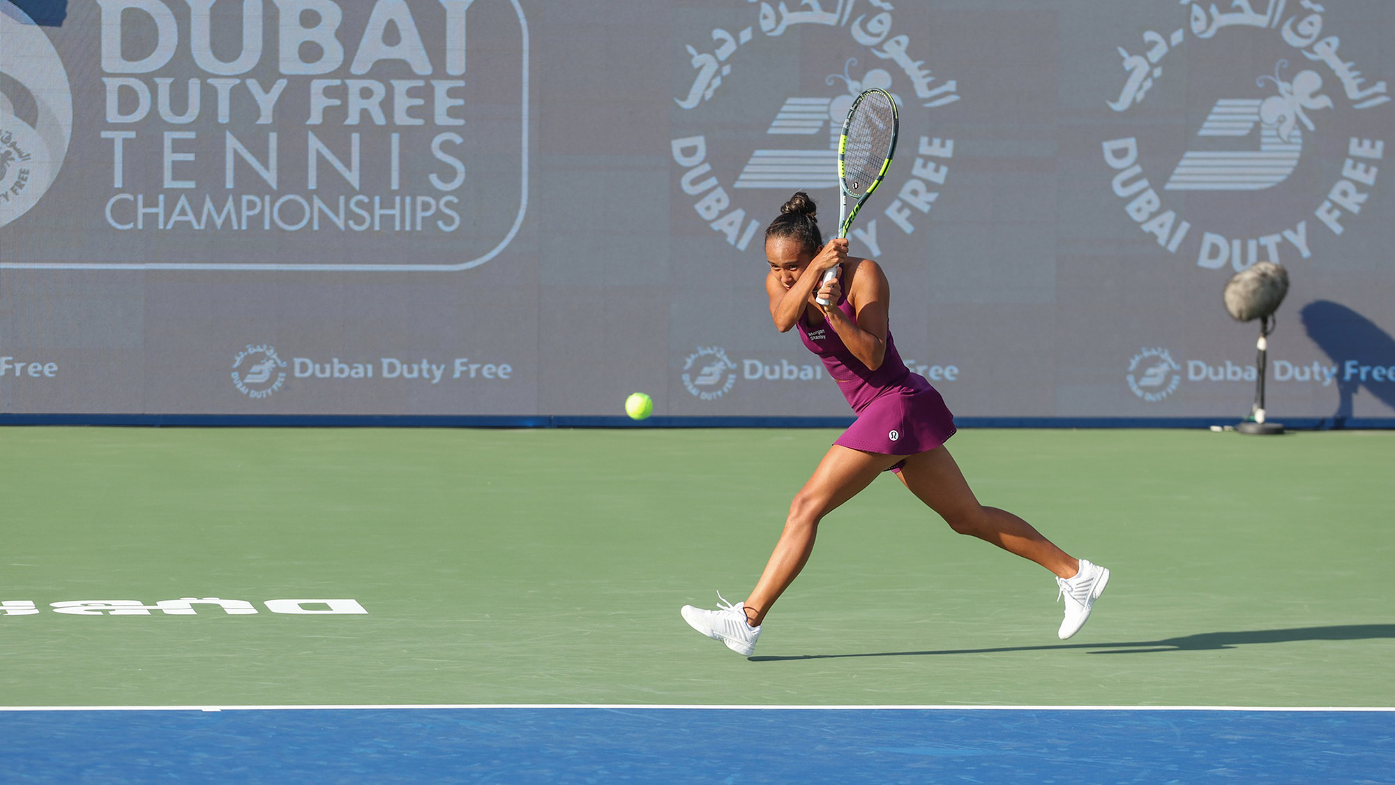 Leylah Fernandez hitting a backhand