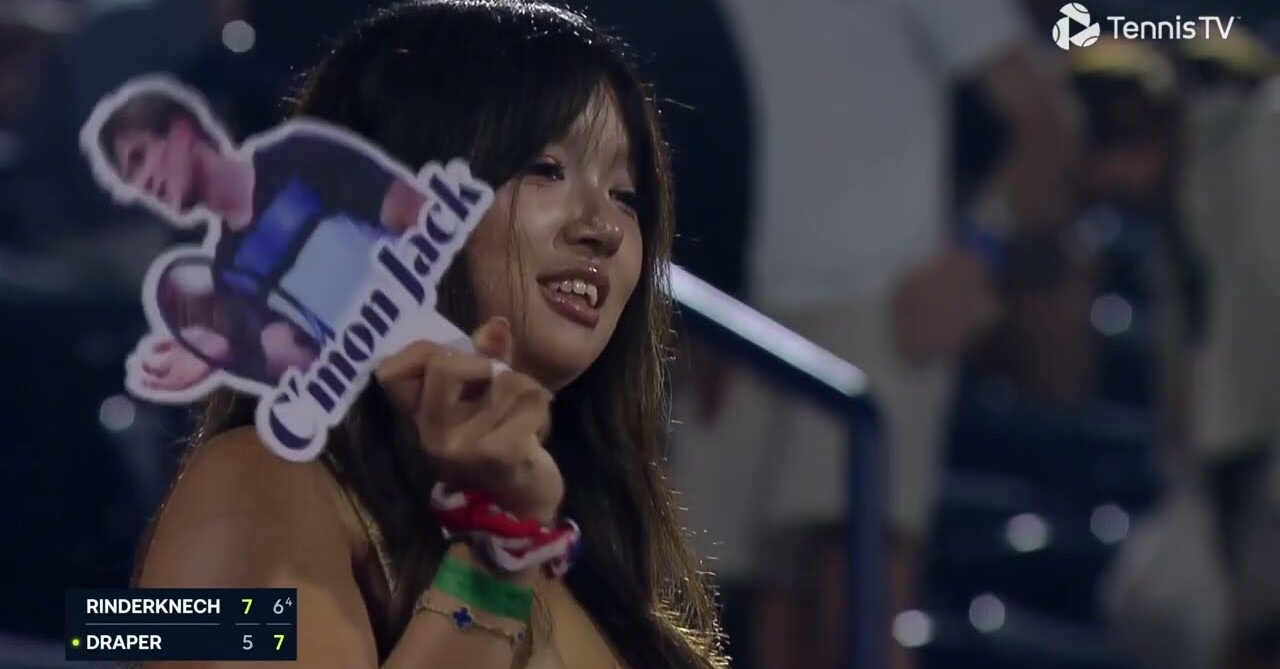 fan holding up a sign to cheer on Jack Draper