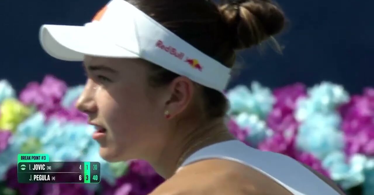 Close up of Iva Jovic getting ready to play at the 2026 Dubai Duty Free Tennis Championship